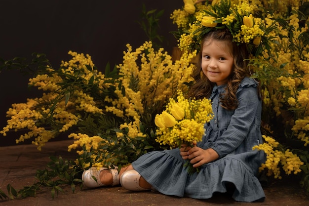 Bella ragazza con un mazzo di fiori di mimosa