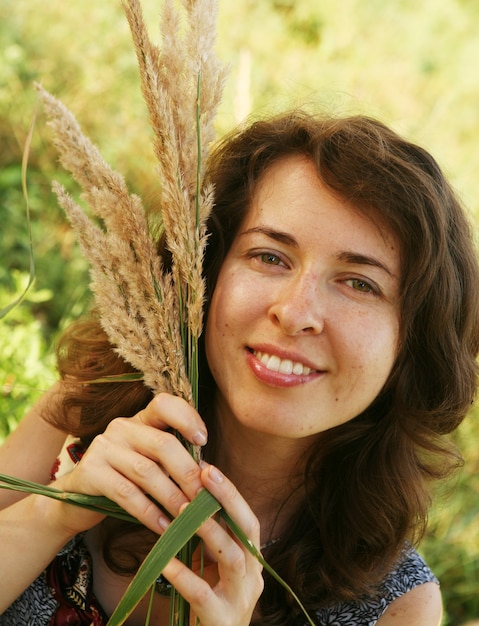 Bella ragazza con un sorriso. All'aperto.