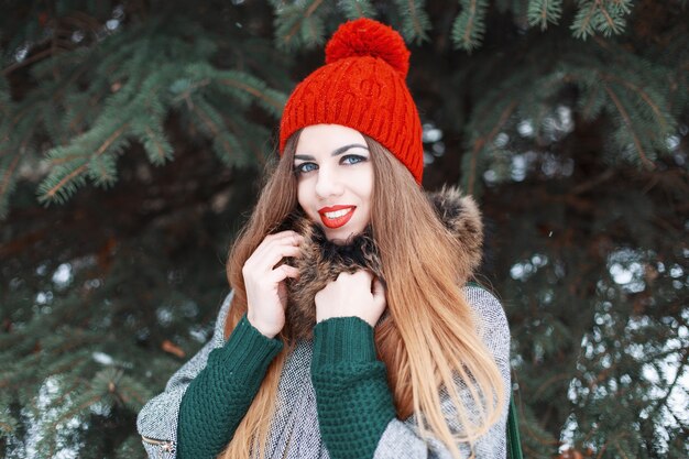 Bella ragazza con un sorriso carino in abiti alla moda invernali