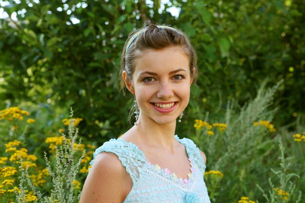 Bella ragazza con un sorriso.