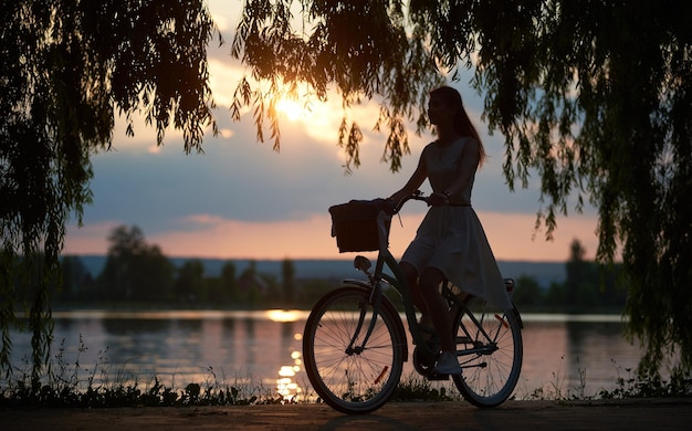 Bella ragazza con una bici blu