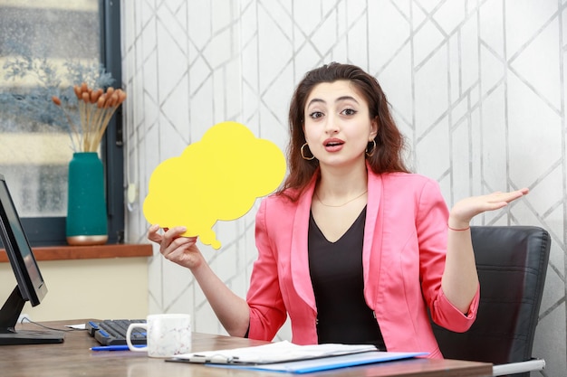 Bella ragazza con una bolla di idea gialla a forma di nuvola e non sa cosa fare Foto di alta qualità