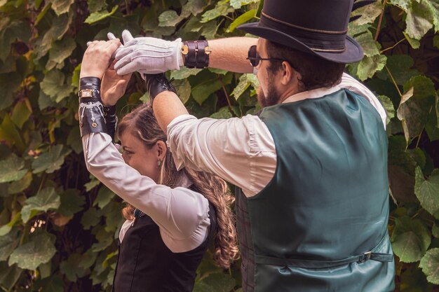 Bella ragazza con una coppia innamorata in abiti steampunk