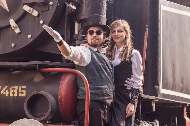 Bella ragazza con una coppia innamorata in abiti steampunk