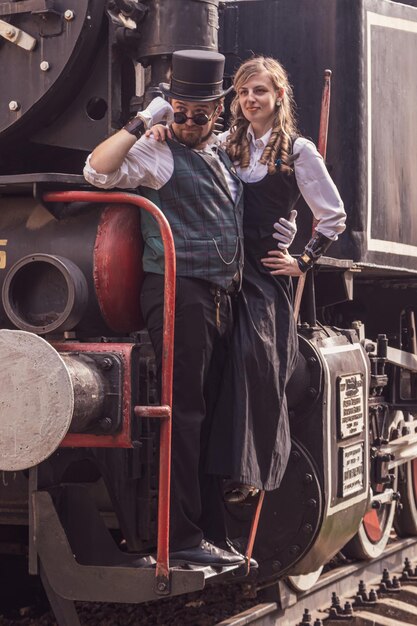 Bella ragazza con una coppia innamorata in abiti steampunk