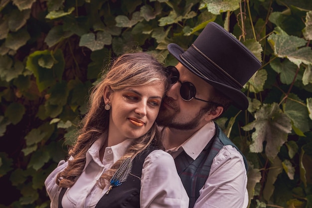 Bella ragazza con una coppia innamorata in abiti steampunk