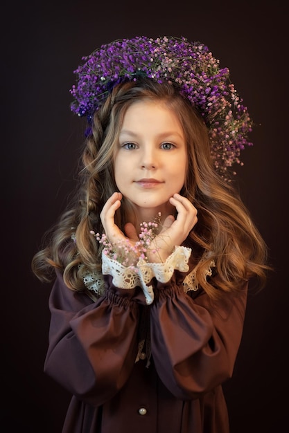 Bella ragazza con una corona di fiori