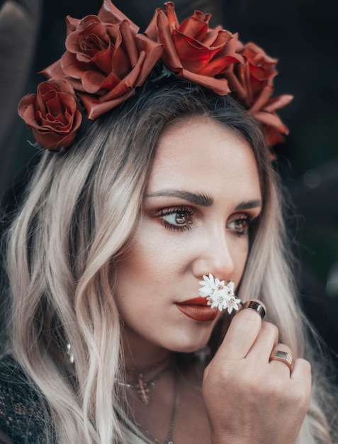 Bella ragazza con una corona di rose