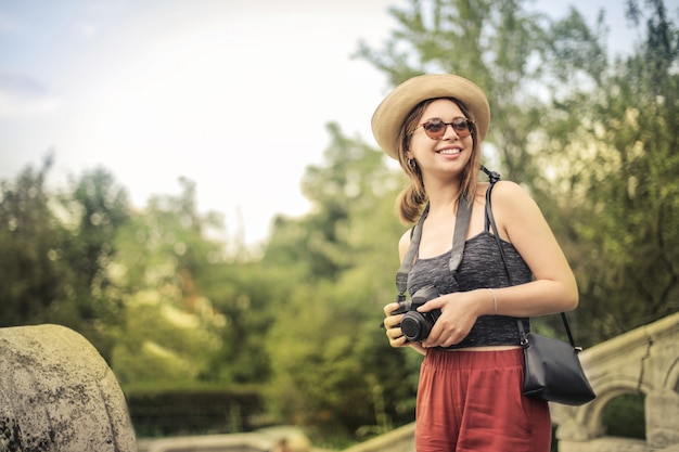 Bella ragazza con una macchina fotografica