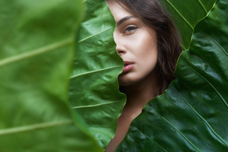 Foto bella ragazza d'estate dietro le foglie di palma giovane donna sexy sotto la palma nella giungla