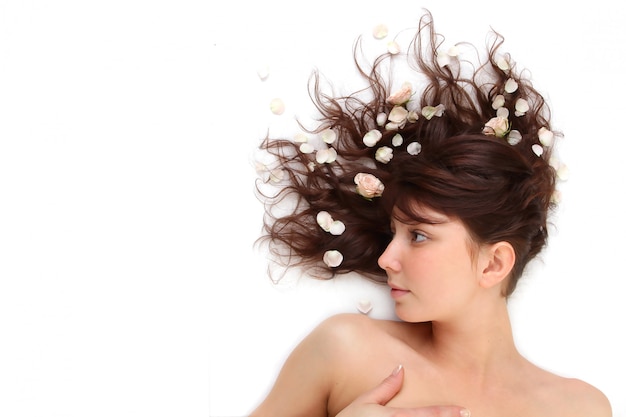 Bella ragazza dai capelli lunghi che si distende nel salone della stazione termale.