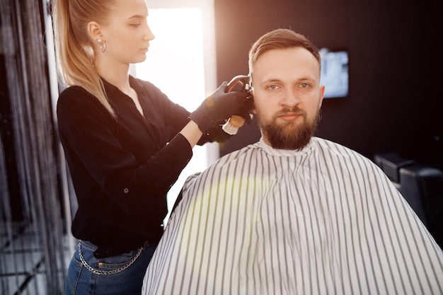 bella ragazza del barbiere che taglia i capelli