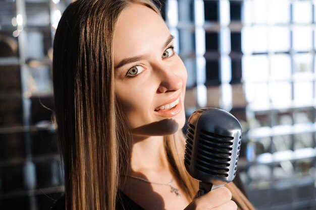 Bella ragazza di canto. Bellezza donna con microfono