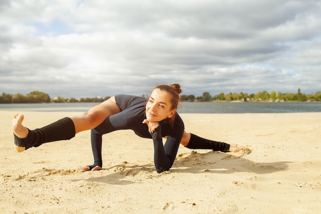 Bella ragazza di mezza età facendo esercizi di yoga