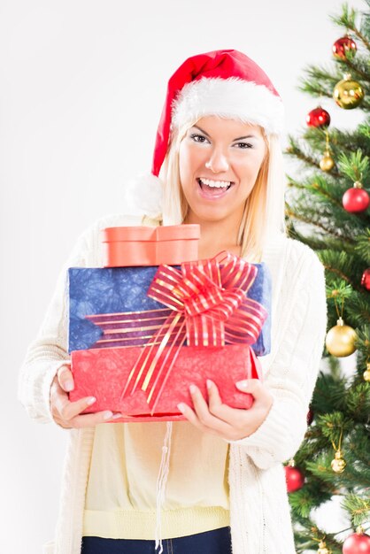 Bella ragazza di natale felice con i regali di natale.