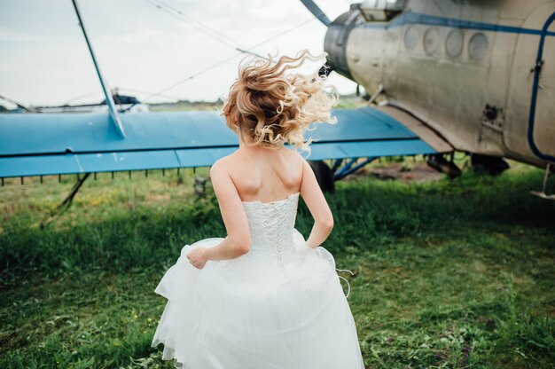 Bella ragazza divertirsi vicino l'aeroplano