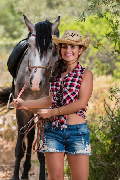 Bella ragazza e cavallo in natura