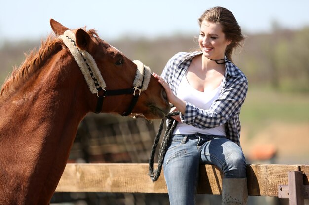 Bella ragazza e cavallo sullo sfondo della natura