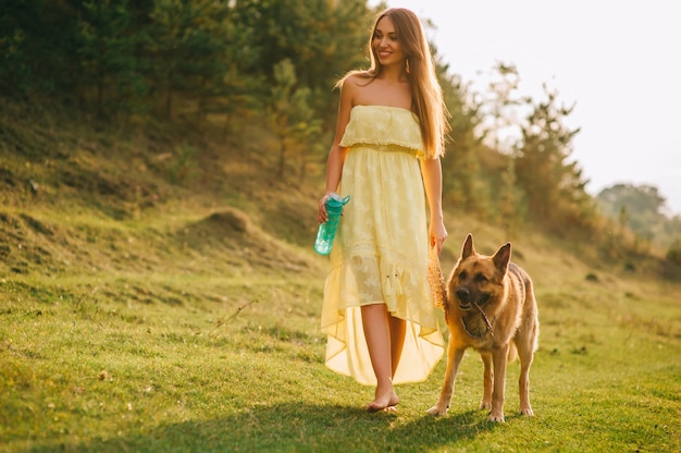 bella ragazza e il suo cane