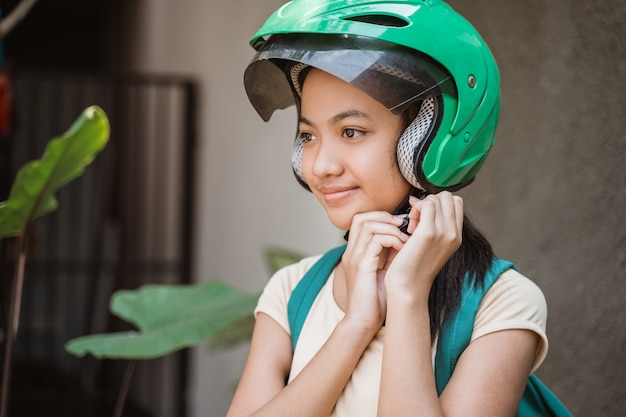 Bella ragazza è seduta sulla moto