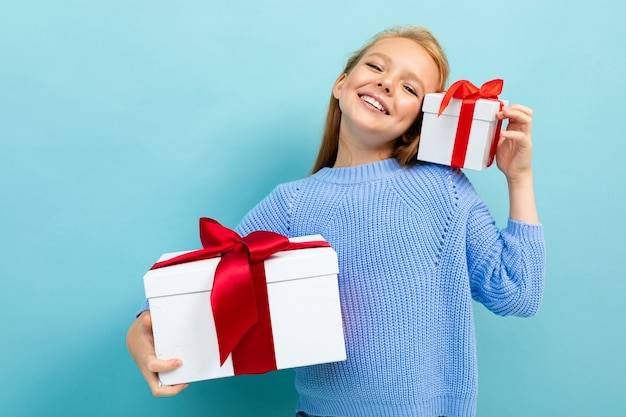 Bella ragazza felice con due scatole di regali
