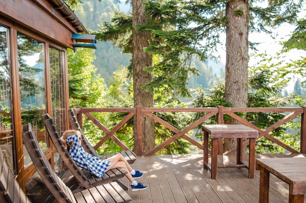 Bella ragazza felice in montagna