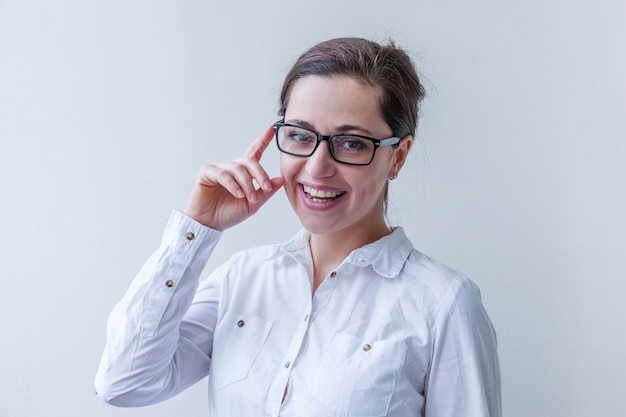 Bella ragazza felice sorridente in occhiali