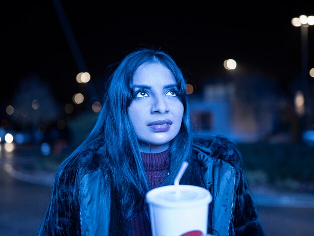 Bella ragazza guardando una schermata blu