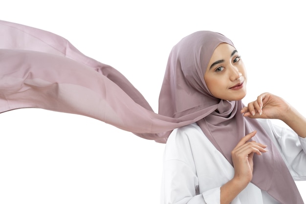 Bella ragazza hijab che indossa un velo viola che fluttua nel vento