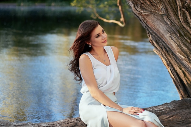 Bella ragazza in abito elegante e sorriso affascinante in posa per il fotografo nel parco di Ekaterinburg