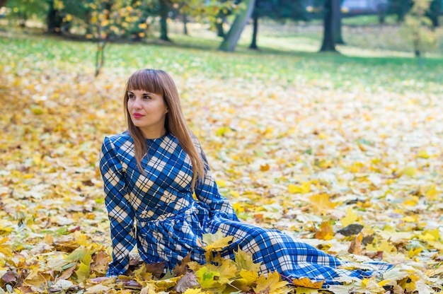 Bella ragazza in autunno parco