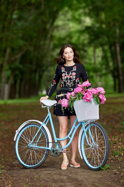 Bella ragazza in bicicletta in campagna