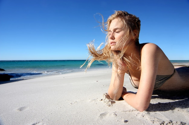 Bella ragazza in bikini sulla spiaggia