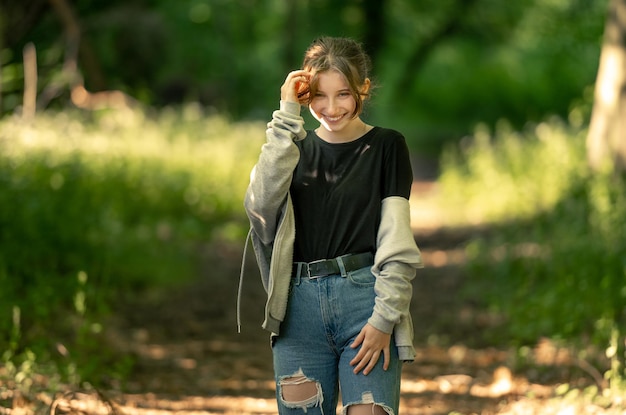 Bella ragazza in campo