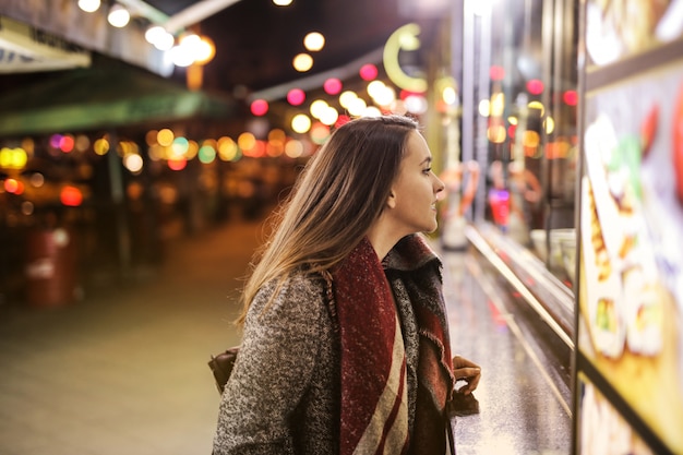 Bella ragazza in città durante la notte