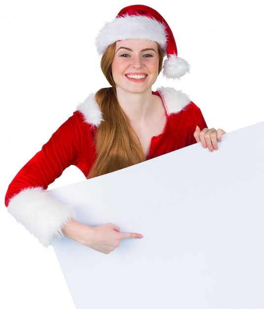 Bella ragazza in costume da Babbo Natale mostrando la carta