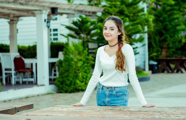 Bella ragazza in giardino in una giornata di sole