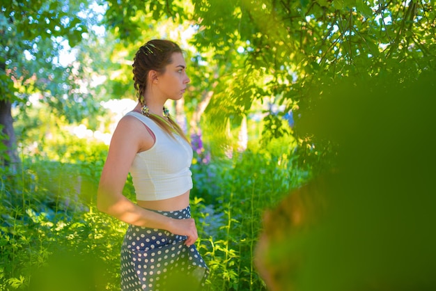 Bella ragazza in mezzo al parco estivo