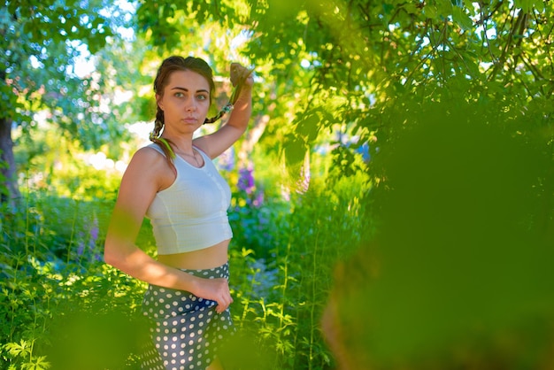 Bella ragazza in mezzo al parco estivo