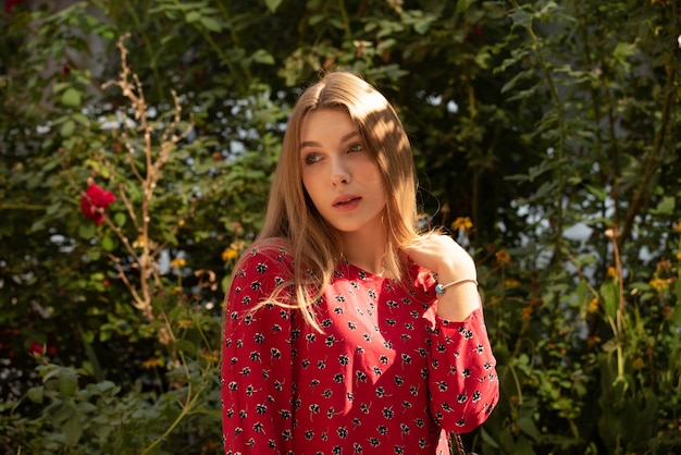 Bella ragazza in natura. ragazza in un magnifico vestito rosso. Capelli castani naturali di una bella ragazza.