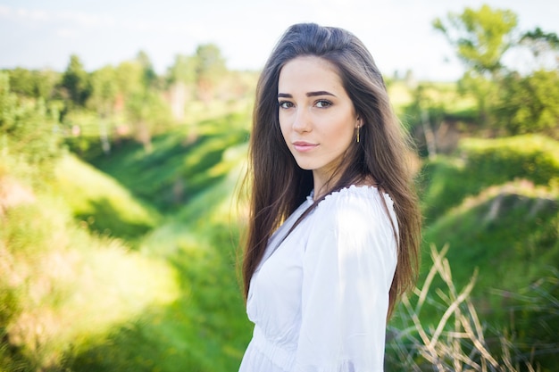 Bella ragazza in natura