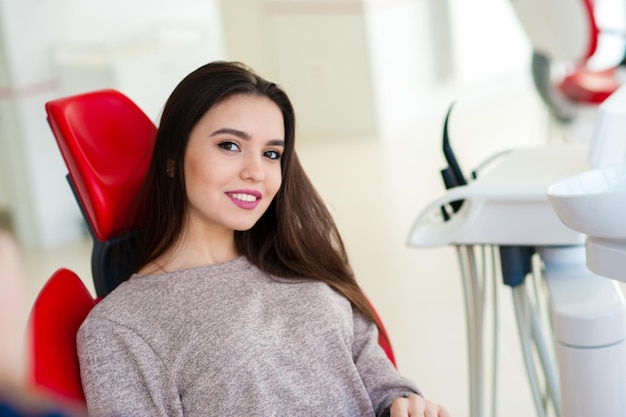 Bella ragazza in odontoiatria