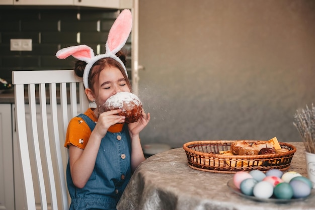 bella ragazza in orecchie da coniglio dipingere le uova di Pasqua