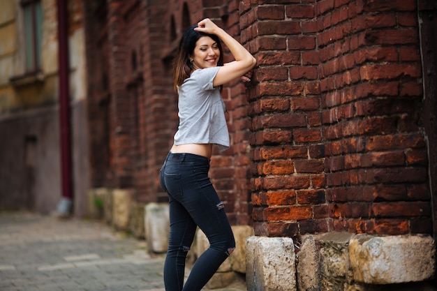 Bella ragazza in piedi sulla strada.