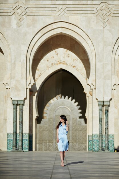 Bella ragazza in piedi vicino alla Moschea di Hassan II