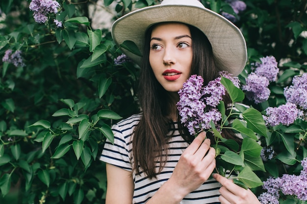 bella ragazza in posa con cappello