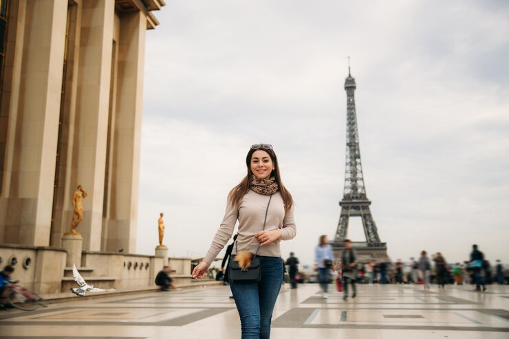 Bella ragazza in posa per il fotografo sullo sfondo dell'autunno torre eiffel