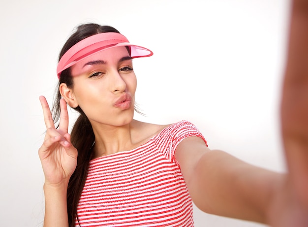 Bella ragazza in posa per selfie con segno della mano di pace