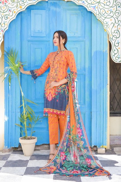 Bella ragazza in posa per un servizio fotografico di moda che indossa Shalwar Kameez e Dupatta