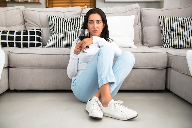 Bella ragazza in possesso di un bicchiere di vino